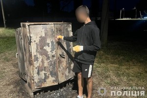 На Дніпропетровщині поліцейські затримали двох підлітків, які на замовлення рф спалили військовий автомобіль та релейну шафу